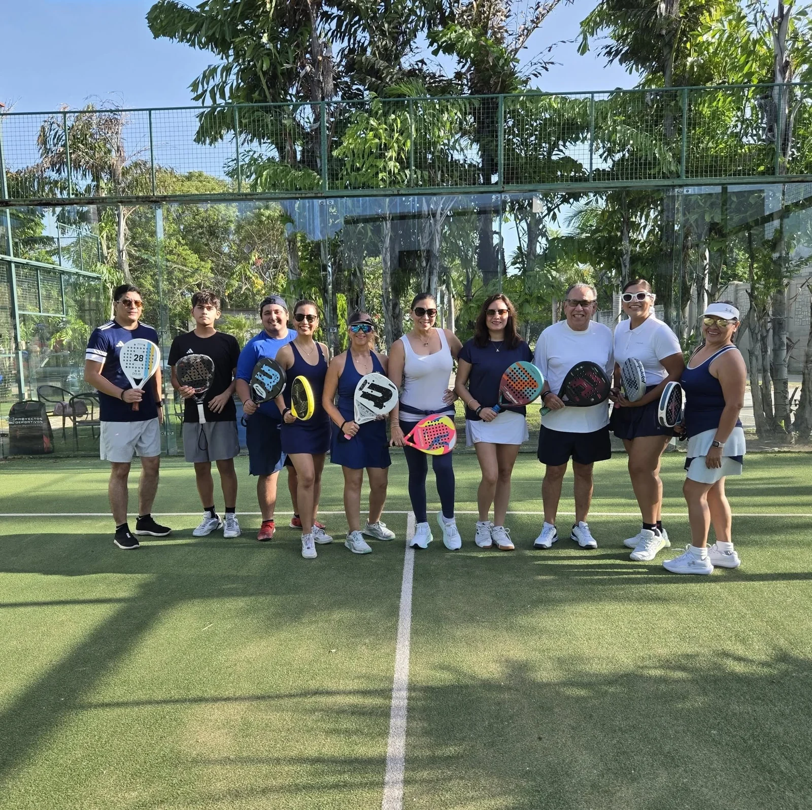 Grupo de jugadores de pádel reunidos en una cancha