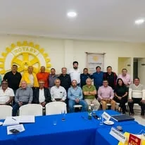 Reunión de integrantes en espacio rotario